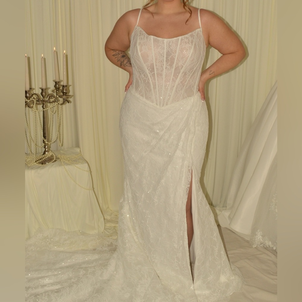 Elegant White Lace Spaghetti-Strap Wedding Dress